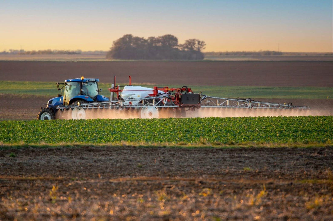Agriculture intensive conventionnelle - épandage de pesticide sur un champ de céréales venant d'être semé