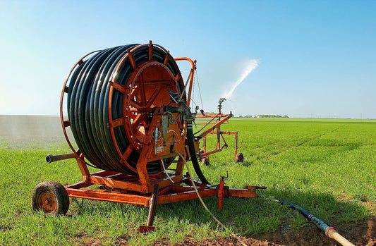 arroseur agricole rouge pour un système d’irrigation goutte à goutte