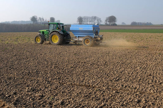 épandage dynamique sur une vaste terre agricole