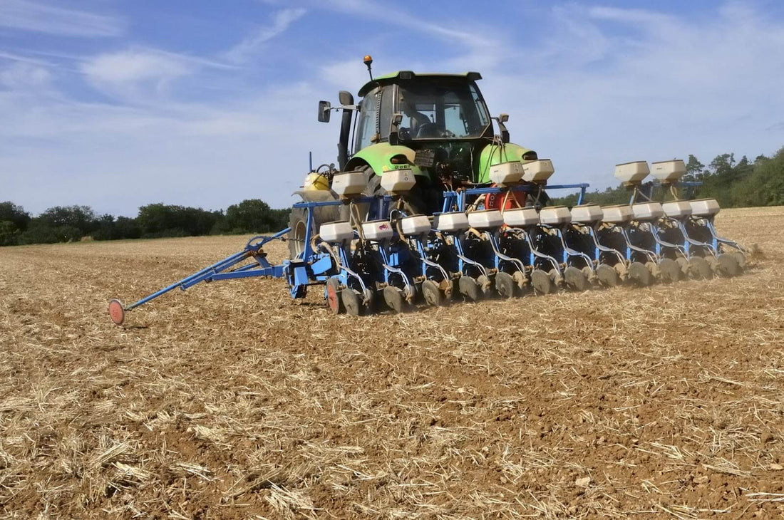 Grand semoir agricole au champ