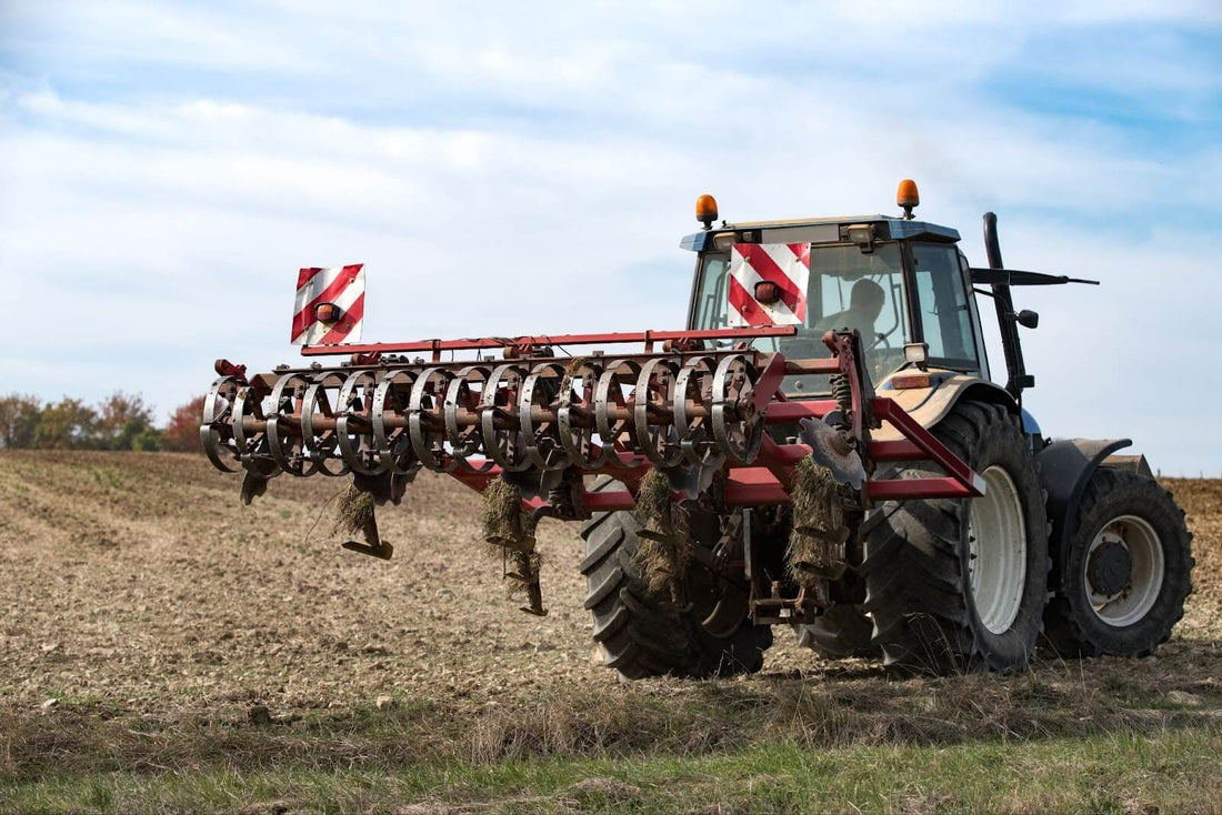 herse agricole démarrant son activité
