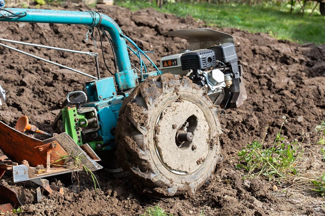 Motoculteur en marche dans un jardin