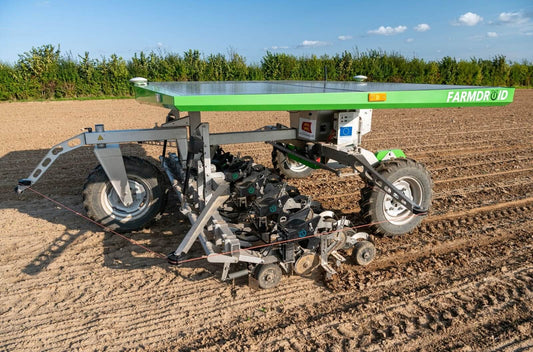 Robot autonome de semis et de désherbage mécanique alimenté par panneaux solaires