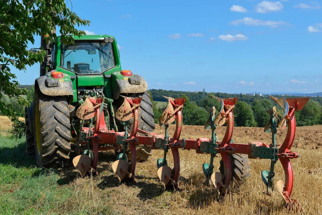Tracteur avec cultivateurs agricoles