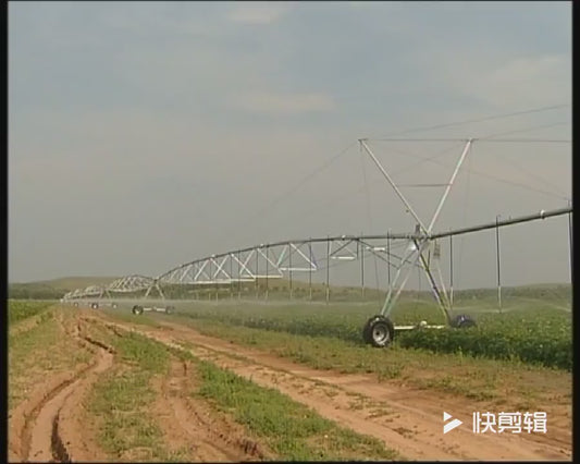 Système d'irrigation solaire pivotant pour exploitation agricole