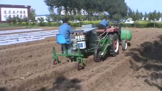 Machine de plantation d'oignons autopropulsée 2 rangs avec système d'arrosage intégré